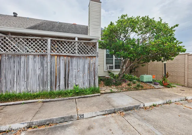 Townhouse for sale at 4620 W Congress St #39, Lafayette, LA 70506 | MLS# 2600008367