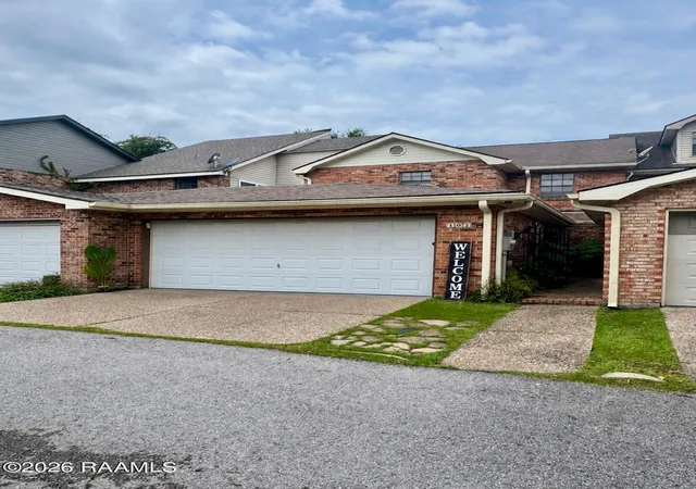 Townhouse for sale at 102 Ambiance Cir, Lafayette, LA 70508 | MLS# 2600008032