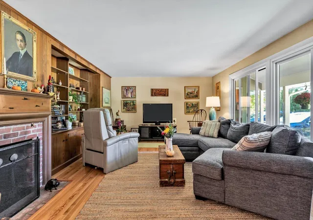 Photo 4 of Single family home for sale at 885 Shore Rd, Pocasset, MA 02559 | MLS# 22605102 | Listing updated on 2026-10-16