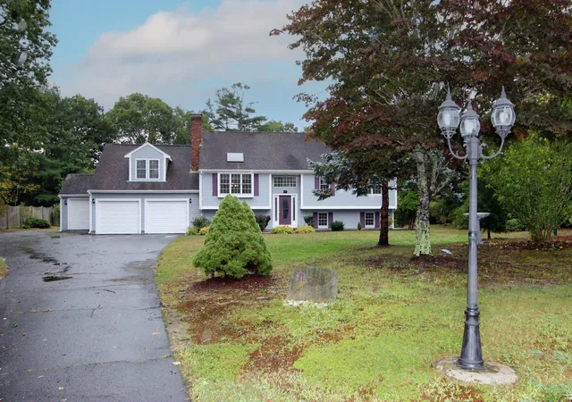 Photo 3 of Single family home for sale at 37 Yearling Run Rd, Buzzards Bay, MA 02532 | MLS# 22604979 | Listing updated on 2026-10-12