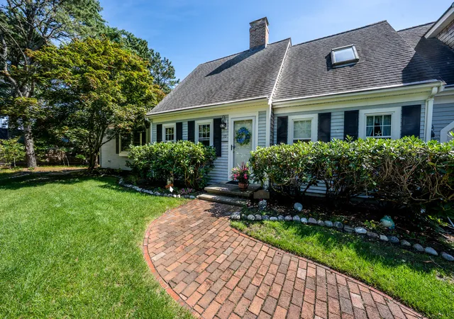 Photo 2 of Single family home for sale at 10 Oxfordshire Pl, Mashpee, MA 02649 | MLS# 22604936 | Listing updated on 2026-09-30