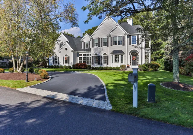 Photo 3 of Single family home for sale at 13 N Glen Dr, Mashpee, MA 02649 | MLS# 22605195 | Listing updated on 2026-10-12