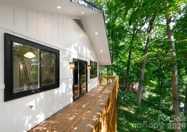 Photo 2 of Single family home for sale at 17 Woodhaven Pl, Asheville, NC 28805 | MLS# 4400391 | Listing updated on 2026-09-18