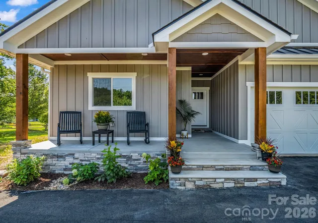 Photo 1 of Single family home for sale at 120 Grandview Ln, Hendersonville, NC 28791 | MLS# 4401614 | Listing updated on 2026-09-03