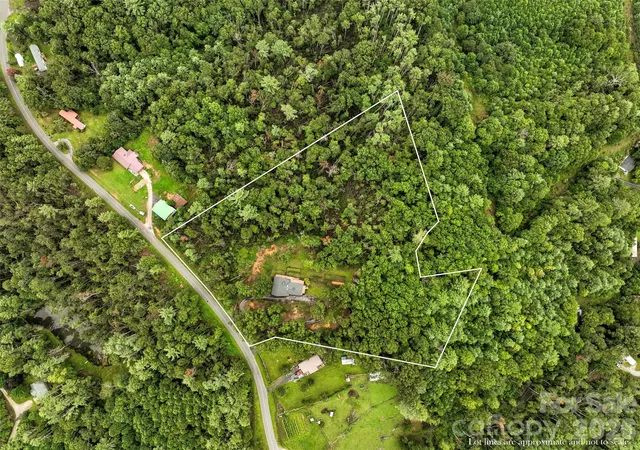 Photo 3 of Single family home for sale at 520 Washburn Rd, Spruce Pine, NC 28777 | MLS# 4411395 | Listing updated on 2026-09-02