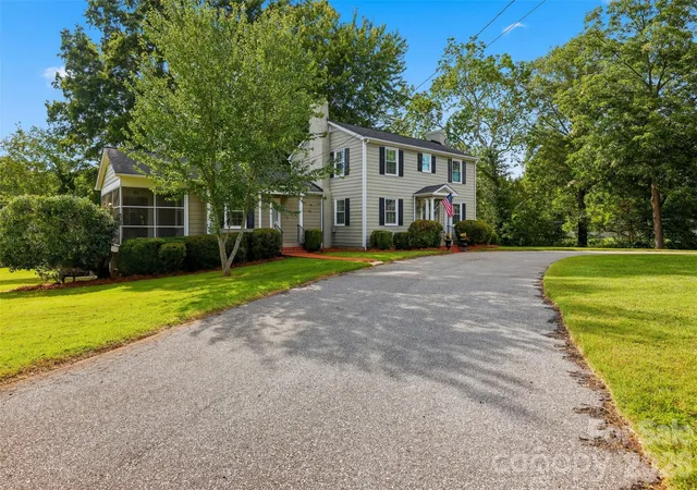 Photo 4 of Single family home for sale at 330 S Center St, Taylorsville, NC 28681 | MLS# 4416353 | Listing updated on 2026-09-03