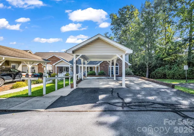 Photo 3 of Sale Pending at 59 S Woodridge View Ct, Hendersonville, NC 28791 | MLS# 4417500 | Listing updated on 2026-09-24