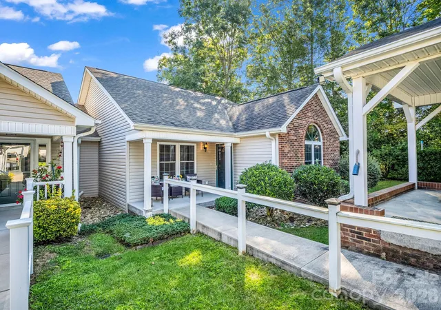 Photo 3 of Sale Pending at 59 S Woodridge View Ct, Hendersonville, NC 28791 | MLS# 4417500 | Listing updated on 2026-09-24