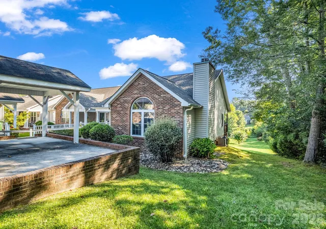 Photo 4 of Sale Pending at 59 S Woodridge View Ct, Hendersonville, NC 28791 | MLS# 4417500 | Listing updated on 2026-09-24