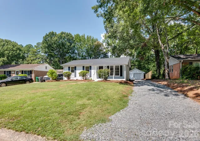 Photo 2 of Single family home for sale at 823 Farmcrest Dr, Charlotte, NC 28206 | MLS# 4418243 | Listing updated on 2026-09-04