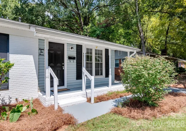 Photo 3 of Single family home for sale at 823 Farmcrest Dr, Charlotte, NC 28206 | MLS# 4418243 | Listing updated on 2026-10-29