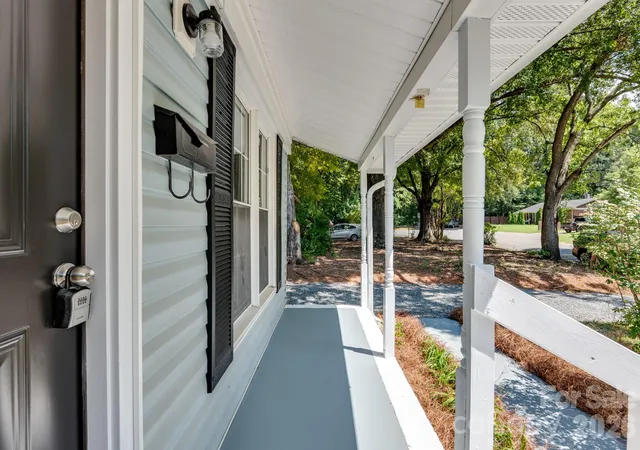 Photo 4 of Single family home for sale at 823 Farmcrest Dr, Charlotte, NC 28206 | MLS# 4418243 | Listing updated on 2026-10-29