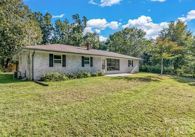 Photo 1 of Single family home for sale at 25 Hickory Tree Rd, Asheville, NC 28805 | MLS# 4418920 | Listing updated on 2026-10-03