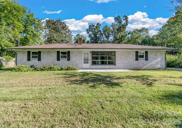 Photo 2 of Single family home for sale at 25 Hickory Tree Rd, Asheville, NC 28805 | MLS# 4418920 | Listing updated on 2026-10-03