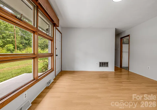 Photo 4 of Single family home for sale at 25 Hickory Tree Rd, Asheville, NC 28805 | MLS# 4418920 | Listing updated on 2026-10-03
