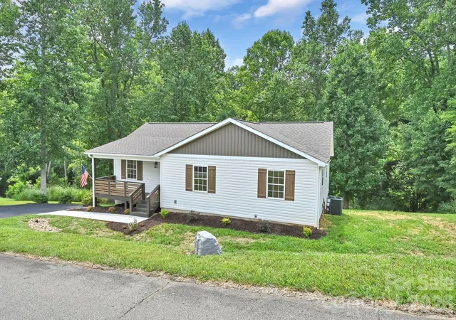 Photo 2 of Single family home for sale at 157 Scarlett Ridge Dr, Marshall, NC 28753 | MLS# 4419073 | Listing updated on 2026-09-02