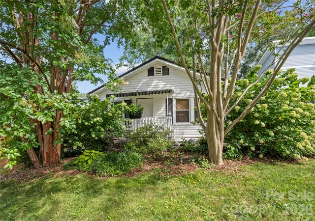 Photo 1 of Single family home for sale at 2 Bostic Pl, Asheville, NC 28803 | MLS# 4419332 | Listing updated on 2026-09-28