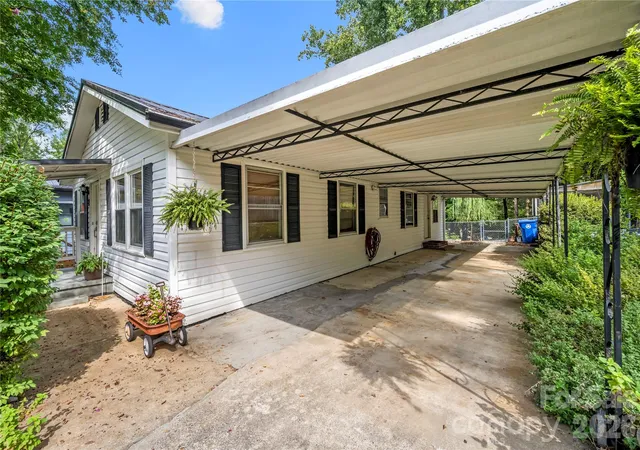Photo 2 of Single family home for sale at 2 Bostic Pl, Asheville, NC 28803 | MLS# 4419332 | Listing updated on 2026-09-28