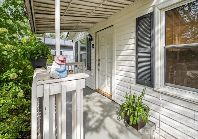 Photo 3 of Single family home for sale at 2 Bostic Pl, Asheville, NC 28803 | MLS# 4419332 | Listing updated on 2026-09-28