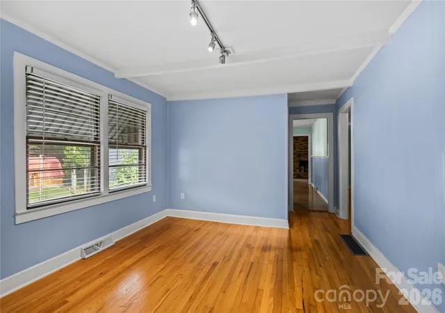 Photo 4 of Single family home for sale at 2 Bostic Pl, Asheville, NC 28803 | MLS# 4419332 | Listing updated on 2026-09-28
