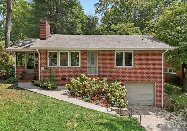 Photo 1 of Single family home for sale at 322 Crescent Ave, Hendersonville, NC 28792 | MLS# 4419900 | Listing updated on 2026-09-03