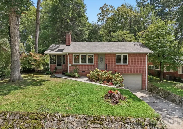 Photo 2 of Single family home for sale at 322 Crescent Ave, Hendersonville, NC 28792 | MLS# 4419900 | Listing updated on 2026-09-03