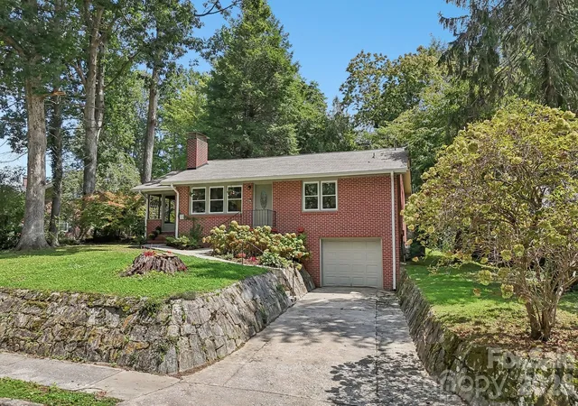 Photo 3 of Single family home for sale at 322 Crescent Ave, Hendersonville, NC 28792 | MLS# 4419900 | Listing updated on 2026-09-03