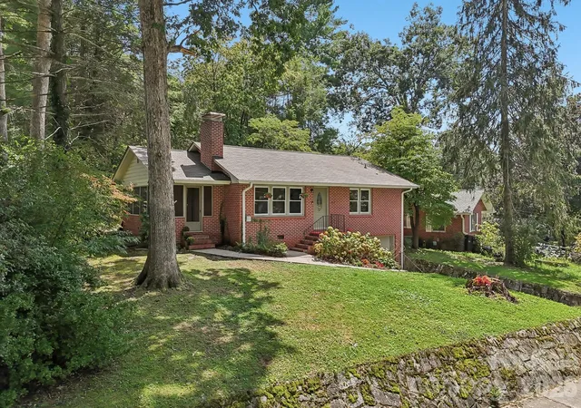 Photo 3 of Single family home for sale at 322 Crescent Ave, Hendersonville, NC 28792 | MLS# 4419900 | Listing updated on 2026-09-03
