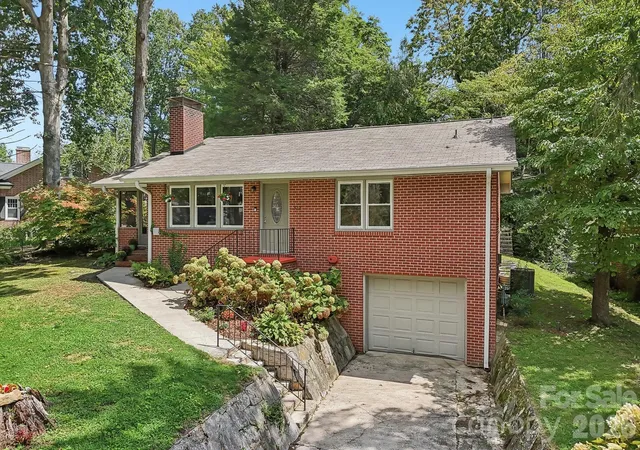 Photo 4 of Single family home for sale at 322 Crescent Ave, Hendersonville, NC 28792 | MLS# 4419900 | Listing updated on 2026-09-03