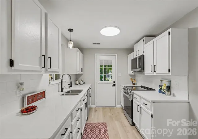 Photo 2 of Single family home for sale at 3140 Piney Grv Rd, Charlotte, NC 28212 | MLS# 4419986 | Listing updated on 2026-09-06
