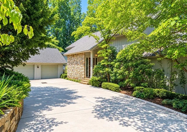 Photo 1 of Single family home for sale at 955 19th Avenue Nw, Hickory, NC 28601 | MLS# 4420460 | Listing updated on 2026-09-08