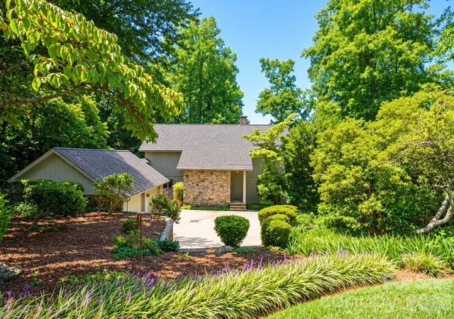 Photo 2 of Single family home for sale at 955 19th Avenue NW, Hickory, NC 28601 | MLS# 4420460 | Listing updated on 2026-09-08