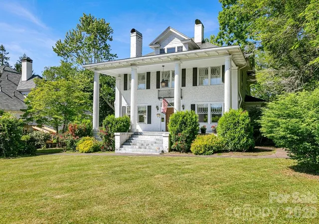 Photo 1 of Single family home for sale at 208 Probart St, Brevard, NC 28712 | MLS# 4420594 | Listing updated on 2026-09-02