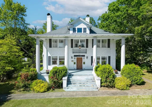 Photo 2 of Single family home for sale at 208 Probart St, Brevard, NC 28712 | MLS# 4420594 | Listing updated on 2026-09-02