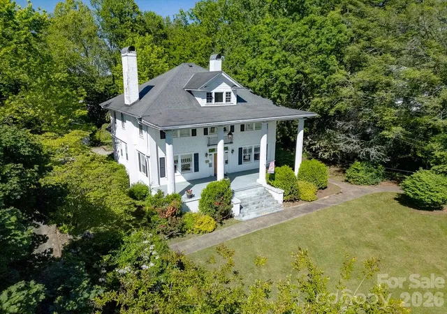 Photo 3 of Single family home for sale at 208 Probart St, Brevard, NC 28712 | MLS# 4420594 | Listing updated on 2026-09-02