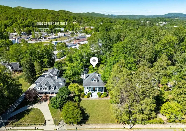 Photo 5 of Single family home for sale at 208 Probart St, Brevard, NC 28712 | MLS# 4420594 | Listing updated on 2026-09-02