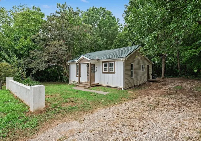 Photo 4 of Single family home for sale at 501 Hunter St, York, SC 29745 | MLS# 4420618 | Listing updated on 2026-09-04
