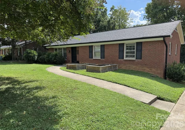 Photo 2 of Single family home for sale at 948 Heather Ln, Charlotte, NC 28209 | MLS# 4420668 | Listing updated on 2026-09-03