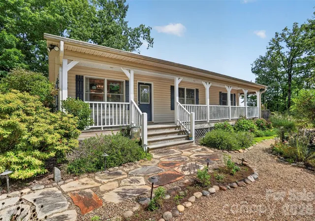 Photo 2 of Single family home for sale at 50 Autumn View Dr, Hendersonville, NC 28792 | MLS# 4420774 | Listing updated on 2026-09-27