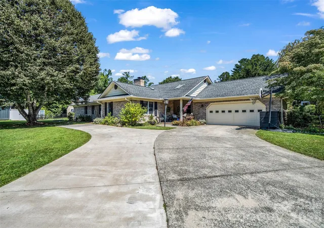 Photo 1 of Single family home for sale at 2365 Rosemont Ct, Hendersonville, NC 28791 | MLS# 4420788 | Listing updated on 2026-09-11