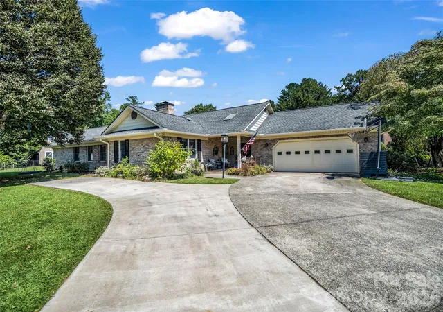 Photo 2 of Single family home for sale at 2365 Rosemont Ct, Hendersonville, NC 28791 | MLS# 4420788 | Listing updated on 2026-09-11
