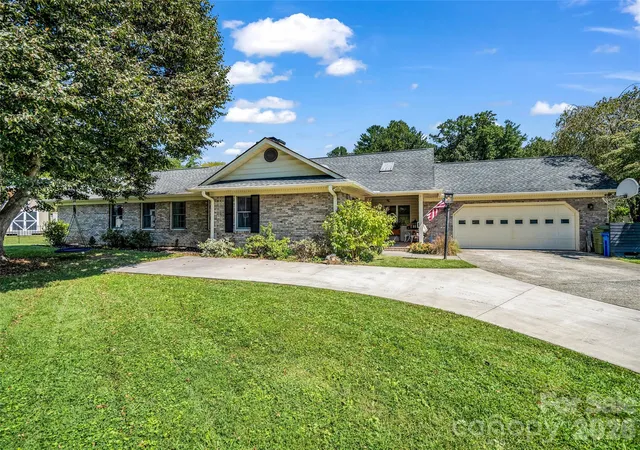 Photo 3 of Single family home for sale at 2365 Rosemont Ct, Hendersonville, NC 28791 | MLS# 4420788 | Listing updated on 2026-09-11