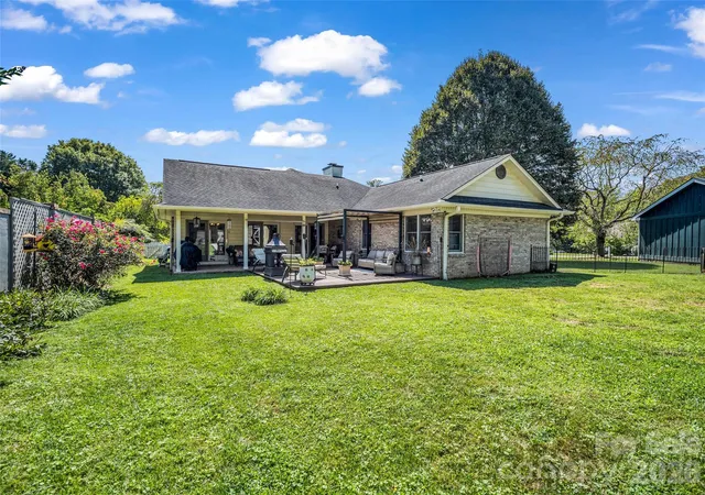 Photo 3 of Single family home for sale at 2365 Rosemont Ct, Hendersonville, NC 28791 | MLS# 4420788 | Listing updated on 2026-09-11
