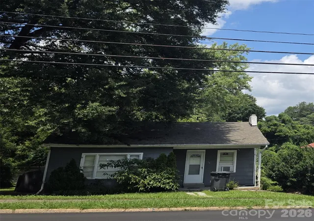 Photo 2 of Multi family home for sale at 204 E Trade St, Dallas, NC 28034 | MLS# 4420814 | Listing updated on 2026-09-02