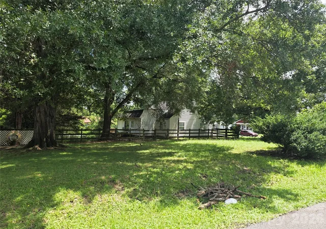 Photo 3 of Multi family home for sale at 204 E Trade St, Dallas, NC 28034 | MLS# 4420814 | Listing updated on 2026-09-02