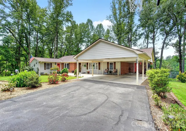 Photo 2 of Single family home for sale at 146 Cobblestone Dr, Marion, NC 28752 | MLS# 4420822 | Listing updated on 2026-09-03