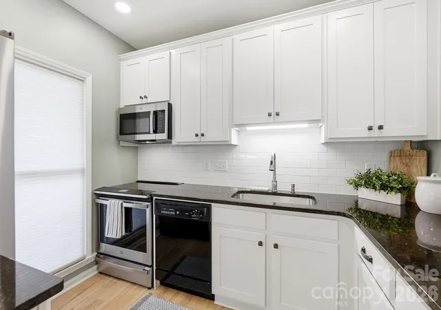 Listing Photo 4 - Condo for sale in building located at 301 Queens Rd, Charlotte, NC 28204 - Unit #207