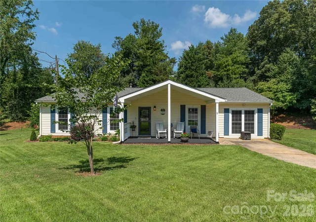 Photo 1 of Sale Pending at 11 Crandon Ct, Asheville, NC 28804 | MLS# 4420957 | Listing updated on 2026-10-05