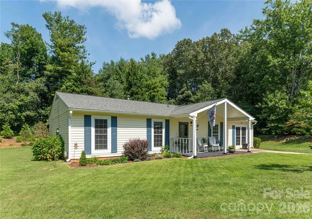 Photo 2 of Sale Pending at 11 Crandon Ct, Asheville, NC 28804 | MLS# 4420957 | Listing updated on 2026-10-05