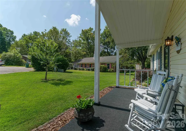 Photo 3 of Sale Pending at 11 Crandon Ct, Asheville, NC 28804 | MLS# 4420957 | Listing updated on 2026-10-05